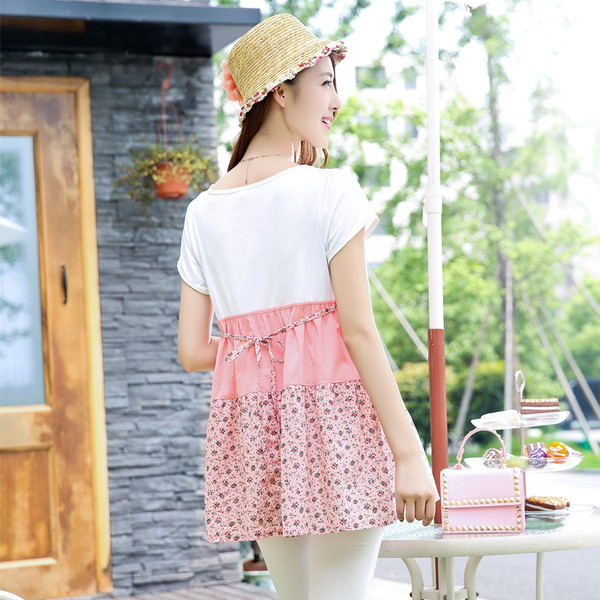 Свежа блуза с къс ръкав и флорални мотиви за бременни жени