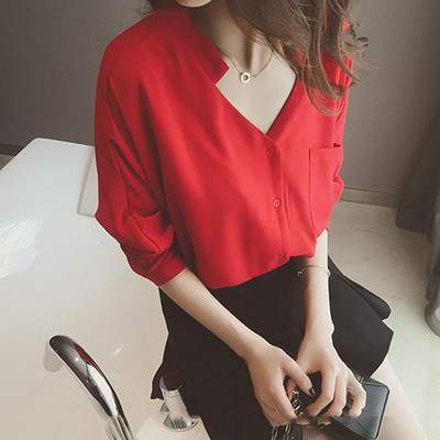 Модерна дамска риза с V-образно деколте в бял и червен цвят 