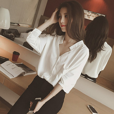 Модерна дамска риза с V-образно деколте в бял и червен цвят