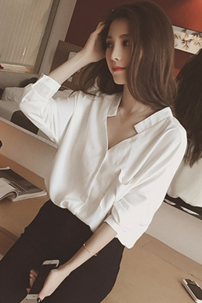 Модерна дамска риза с V-образно деколте в бял и червен цвят 