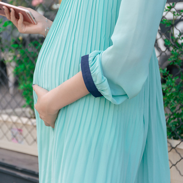 Стилна рокля за бременни жени в син цвят и О-образно деколте