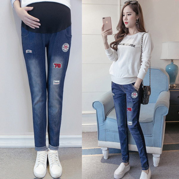 Модерни дънки за бременни жени с емблема в син цвят