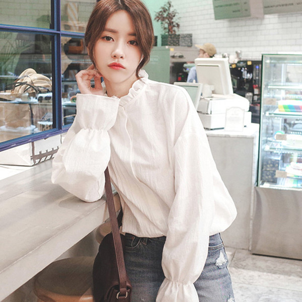 Модерна дамска риза с ластик на ръкава в бял цвят 