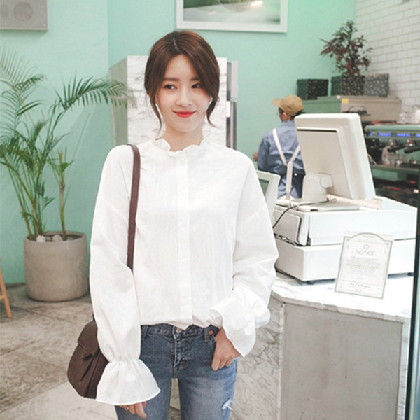 Модерна дамска риза с ластик на ръкава в бял цвят 