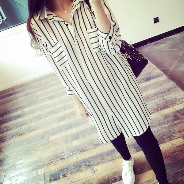 Модерна дамска раирана риза дълъг модел в черен и бял цвят 