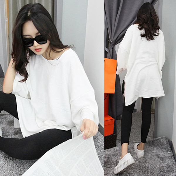 Модерна блуза за бременни жени в бял цвят и цепка