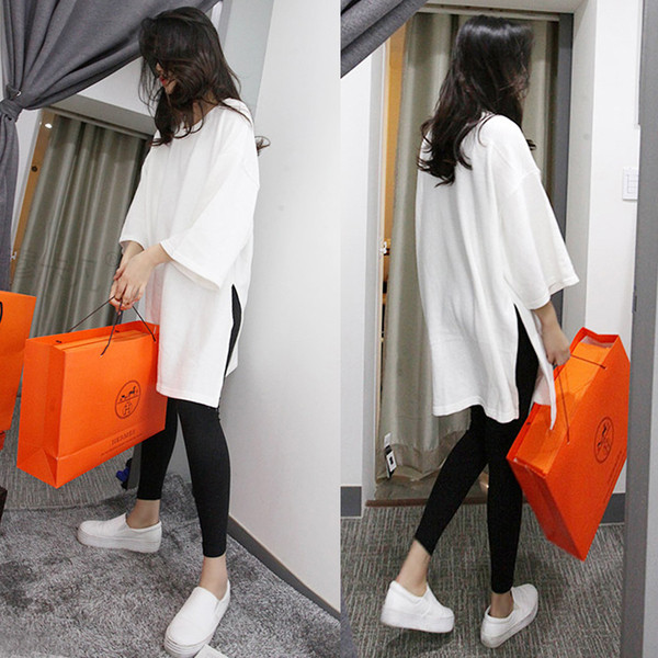 Модерна блуза за бременни жени в бял цвят и цепка