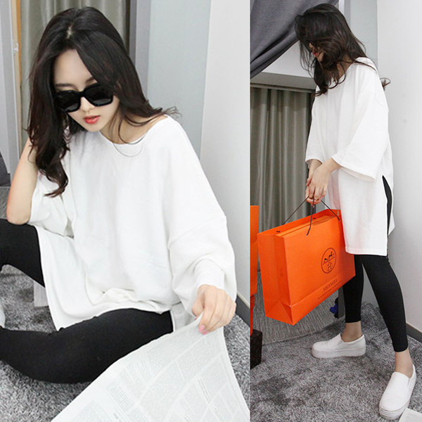 Модерна блуза за бременни жени в бял цвят и цепка