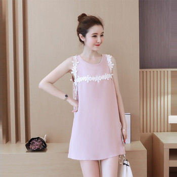 Κομψό φόρεμα για τις έγκυες γυναίκες σε ροζ χρώμα και κεντήματα