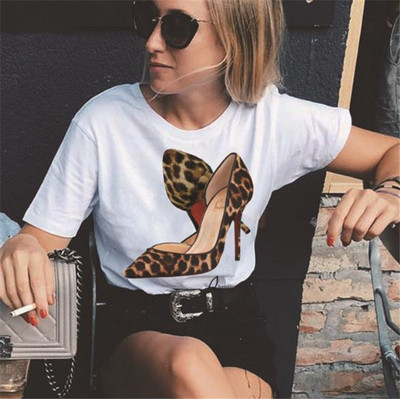 Tricou de damă actual în alb în mai multe aplicații diferite