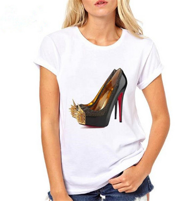 Tricou de damă actual în alb în mai multe aplicații diferite