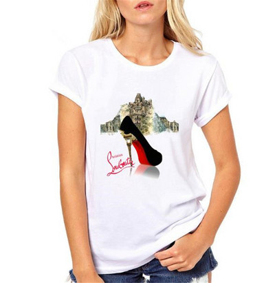 Tricou de damă actual în alb în mai multe aplicații diferite