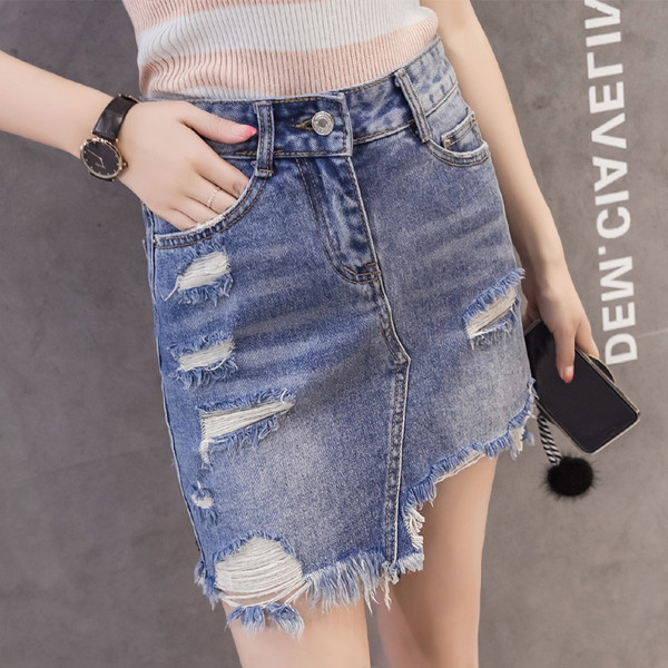 Модерна дамска дънкова пола с разкъсани мотиви в светло син цвят