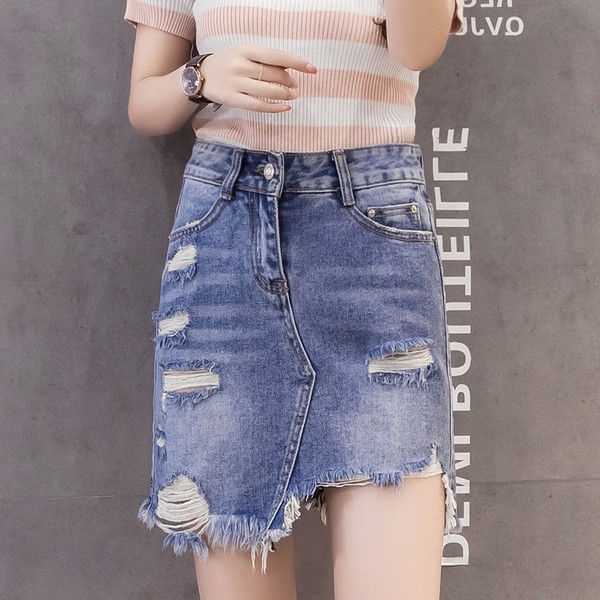 Модерна дамска дънкова пола с разкъсани мотиви в светло син цвят