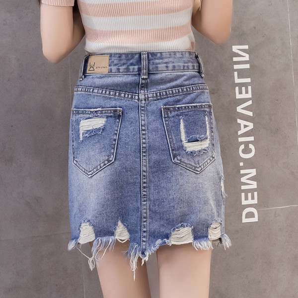 Модерна дамска дънкова пола с разкъсани мотиви в светло син цвят