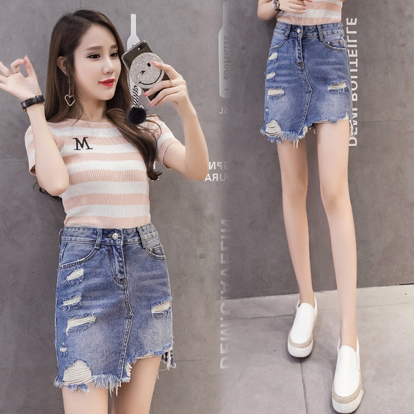 Модерна дамска дънкова пола с разкъсани мотиви в светло син цвят