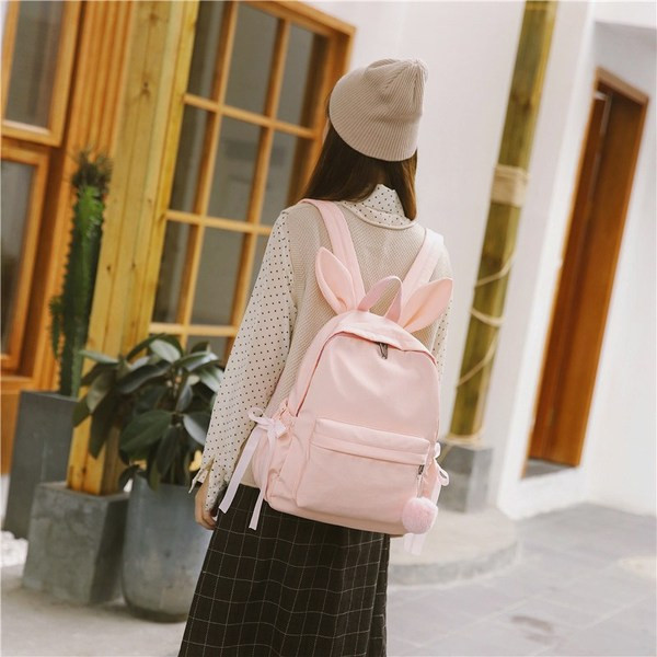 Дамска раница с 3D елемент и аксесоар пух в няколко цвята