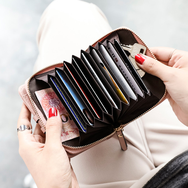 Модерен дамски портфейл в няколко цвята с цип