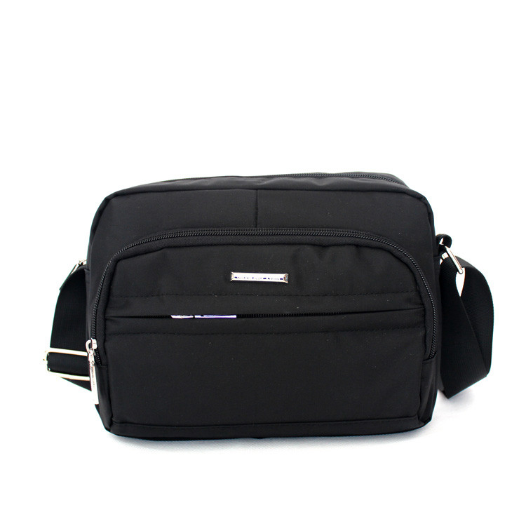 Мъжка модерна чанта с метален елемент в черен цвят