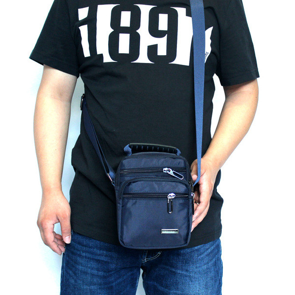 Мъжка чанта с метален елемент в четири цвята