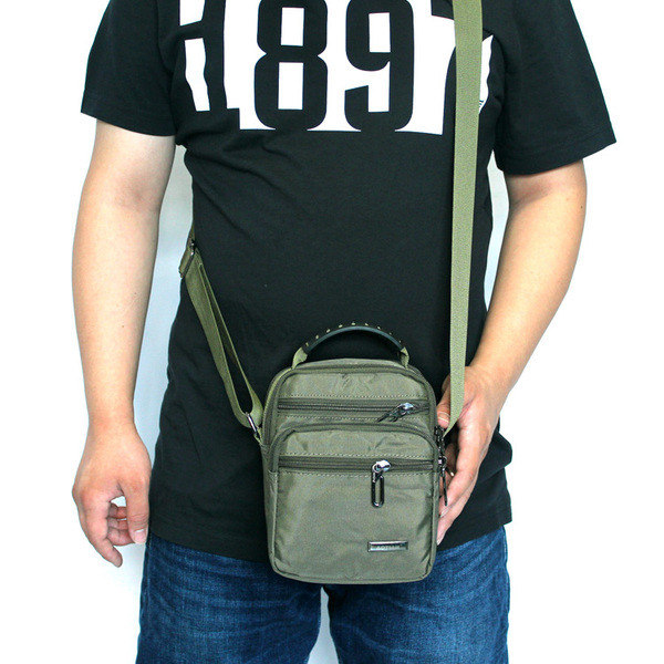 Мъжка чанта с метален елемент в четири цвята