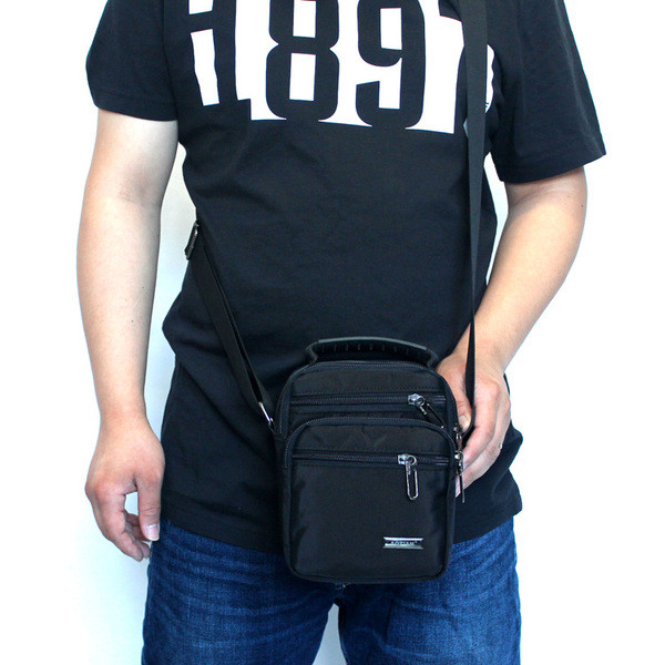 Мъжка чанта с метален елемент в четири цвята