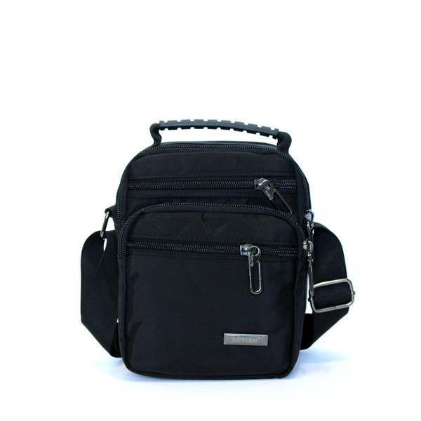 Мъжка чанта с метален елемент в четири цвята