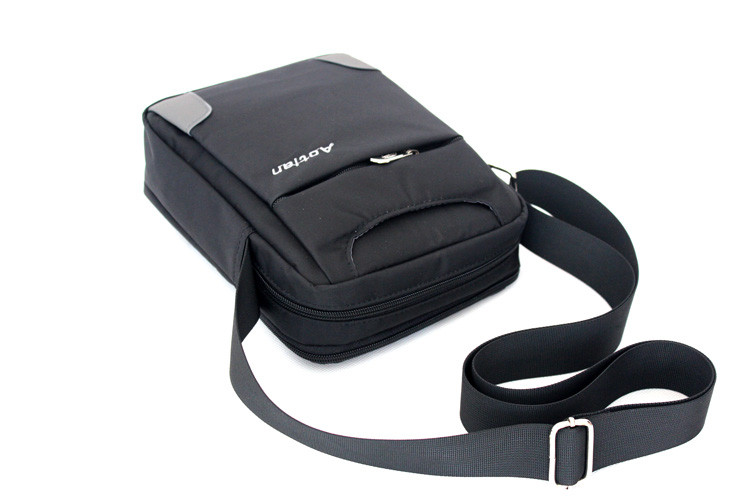 Мъжка ежедневна чанта с надпис в три цвята