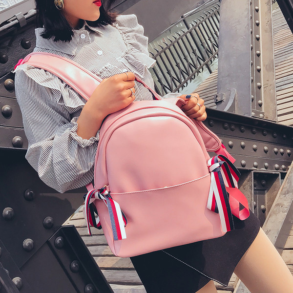 Модерна дамска раница от еко кожа в розов и черен цвята