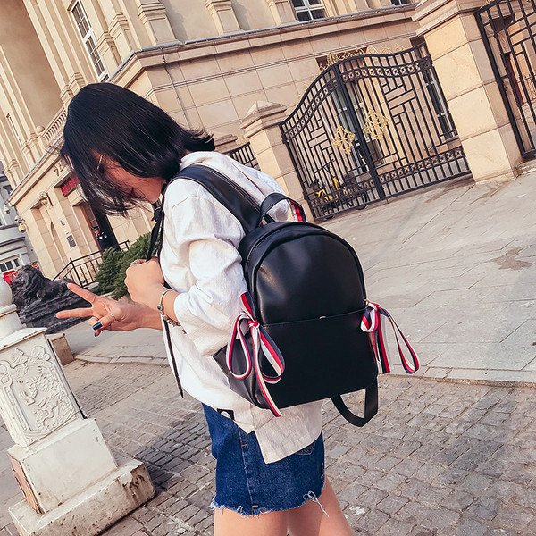 Модерна дамска раница от еко кожа в розов и черен цвята