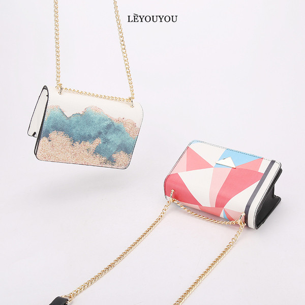 Модерна дамска чанта с метална дръжка и цветна апликация 