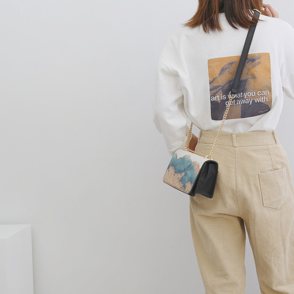 Модерна дамска чанта с метална дръжка и цветна апликация 