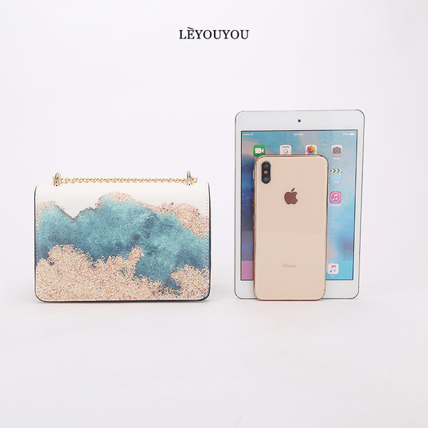 Модерна дамска чанта с метална дръжка и цветна апликация 