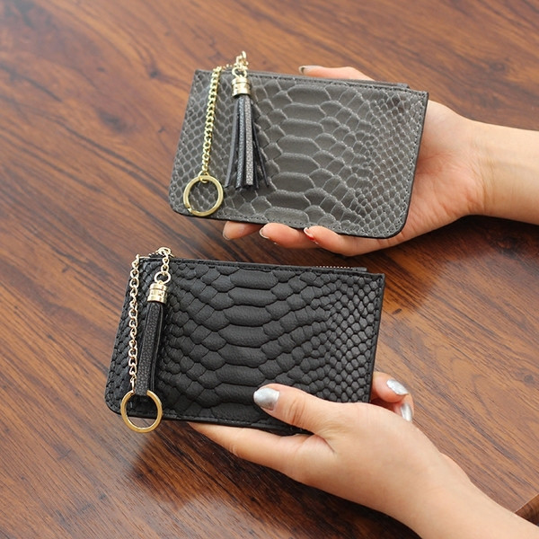 Актуален дамски портфейл с метална верижка и пискюл в няколко цвята