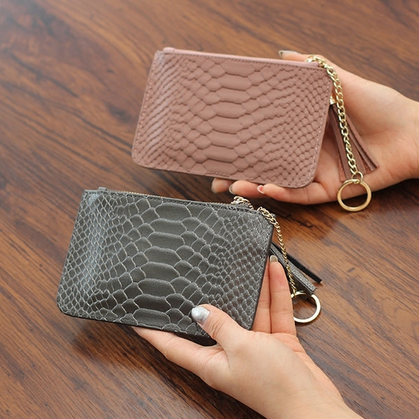 Актуален дамски портфейл с метална верижка и пискюл в няколко цвята