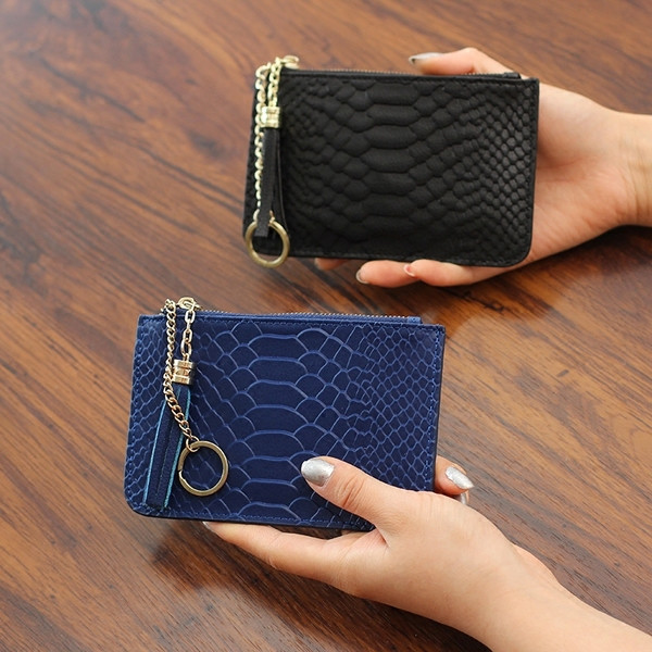 Актуален дамски портфейл с метална верижка и пискюл в няколко цвята