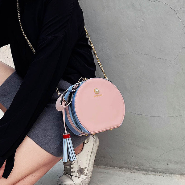 Актуална дамска чанта с метална верижка и елемент-пискюл в няколко цвята 