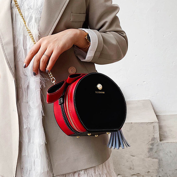 Актуална дамска чанта с метална верижка и елемент-пискюл в няколко цвята 