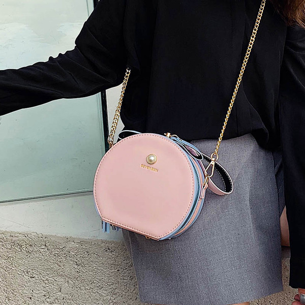 Актуална дамска чанта с метална верижка и елемент-пискюл в няколко цвята 