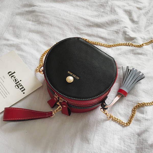 Актуална дамска чанта с метална верижка и елемент-пискюл в няколко цвята 