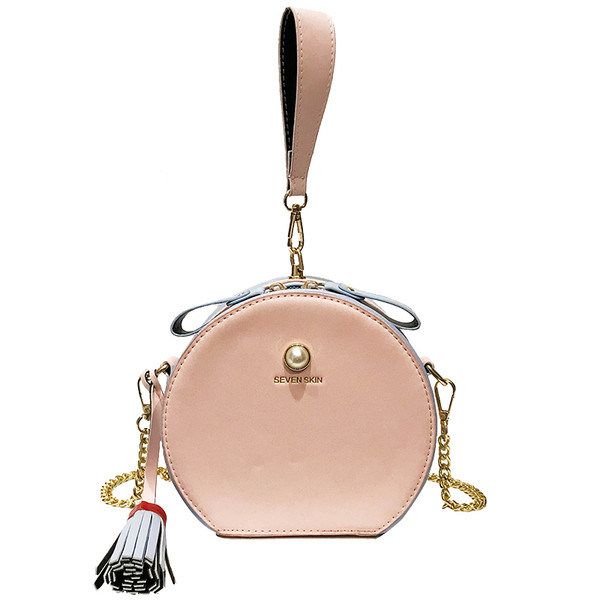 Актуална дамска чанта с метална верижка и елемент-пискюл в няколко цвята 