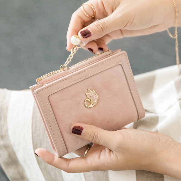 Стилен дамски портфейл от кадифе в няколко цвята с пискюл