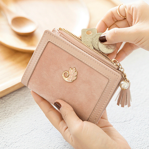 Стилен дамски портфейл от кадифе в няколко цвята с пискюл