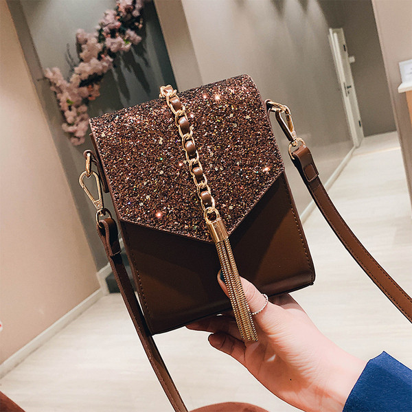 Модерна дамска  чанта с метален елемент -два модела  в няколко цвята 