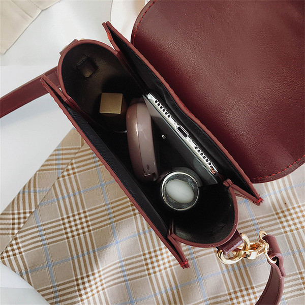 Модерна дамска  чанта с метален елемент -два модела  в няколко цвята 