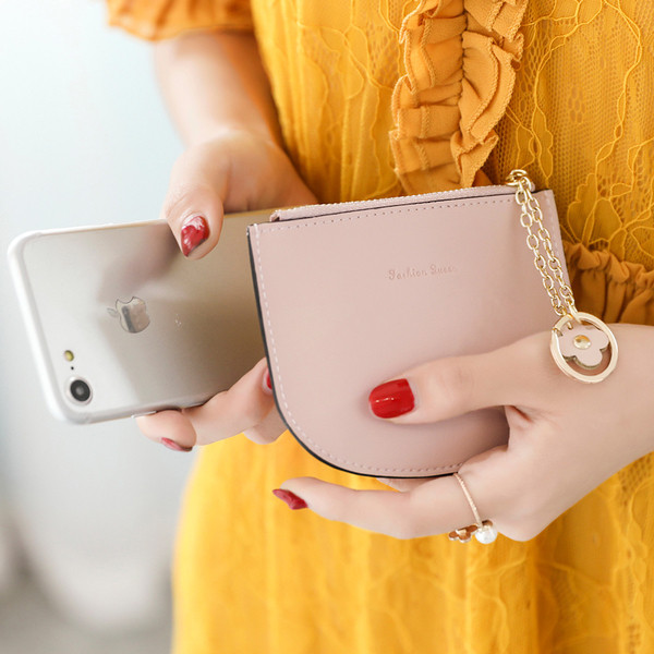 Модерен дамски портфейл в няколко цвята с метален аксесоар