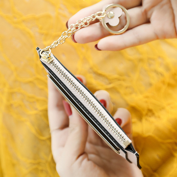 Модерен дамски портфейл в няколко цвята с метален аксесоар