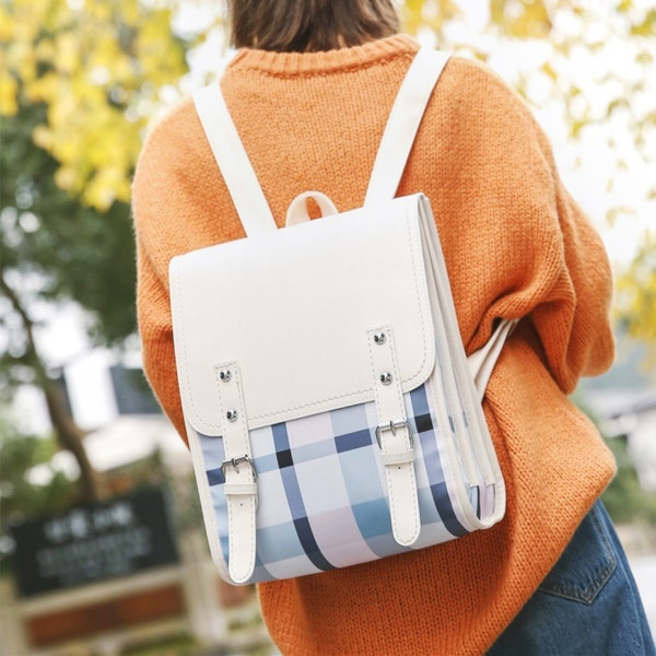 Дамска раница с катарама в бял и черен цвят 