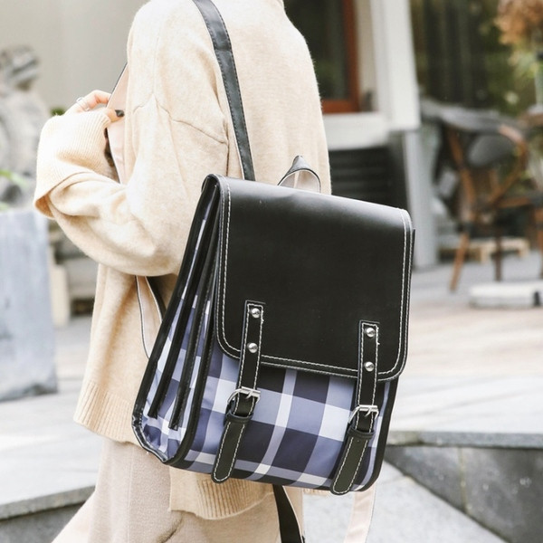 Дамска раница с катарама в бял и черен цвят 