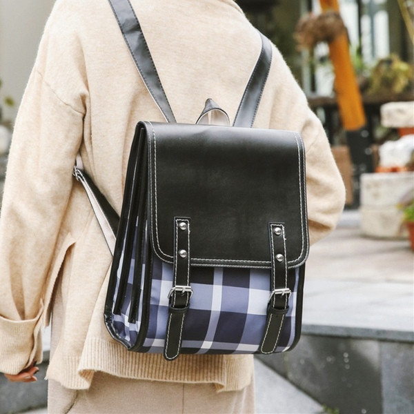 Дамска раница с катарама в бял и черен цвят 